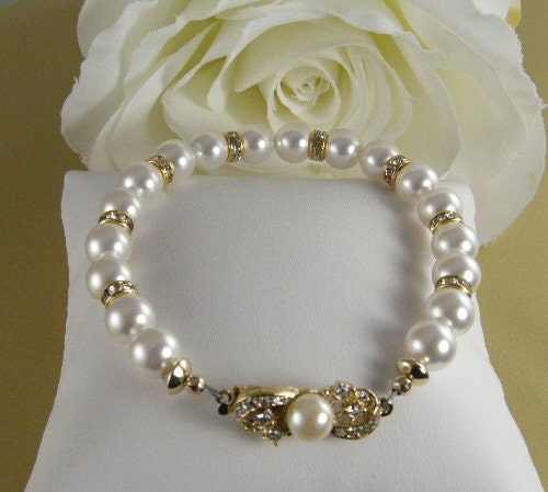 White Pearl Bridal Bracelet.  Swarovski Pearl Wedding Bracelet