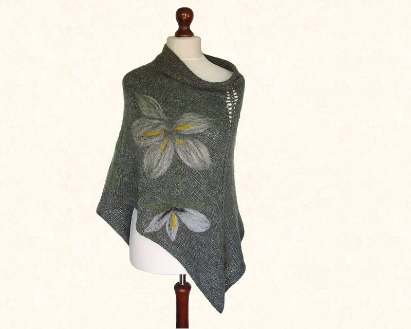 Gray poncho cape with felted application, short, made of alpaca, acrylic and mohair