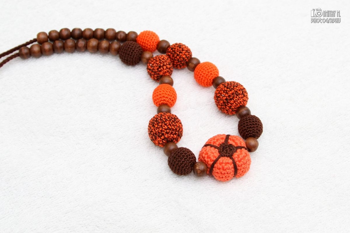 Halloween Nursing Necklace - Crochet Pumpkin Amigurumi toy. Teething/Nursing necklace in brown and orange. Breastfeeding - Sling necklace.
