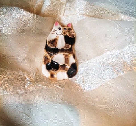 DARLING Calico Cat Brooch Vintage Estate Ceramic