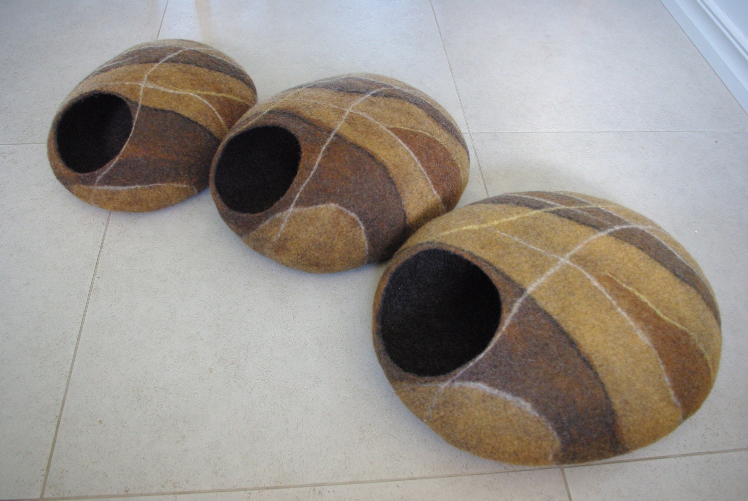 M size cat bed/cat cave/cat house/brown felted cat cave (With GIFT pad)