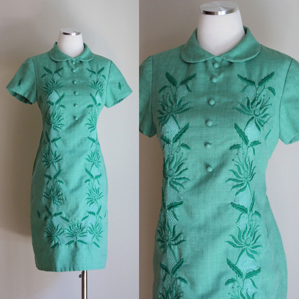 Vintage 1960s Day Dress - Green Embroidered Shift Dress - Peter Pan Collar - Size Medium