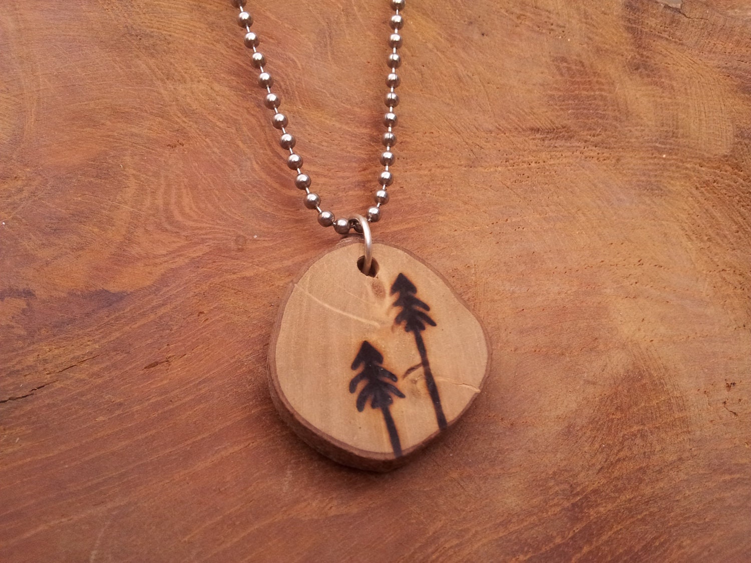 Pine trees - Autumn inspired wood burned pendant - GoudsmederijHerfst