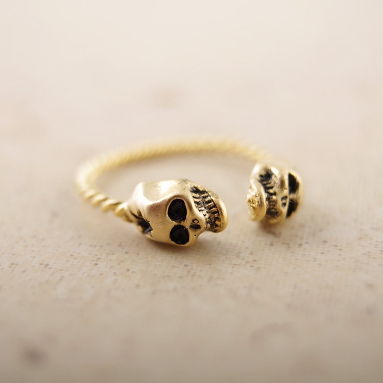 Skulls Ring in Gold