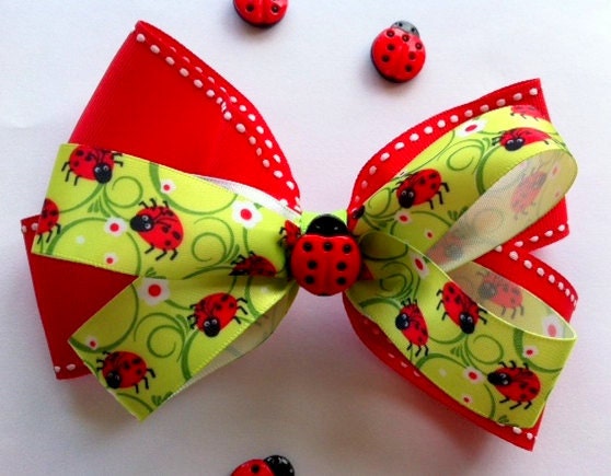 Ladybug hair bow. Girls Hair Bow. Red and green hair bow for girls. Hair Accessories. Girls Bow. Hairclip. Hair bow. Party favors bow.