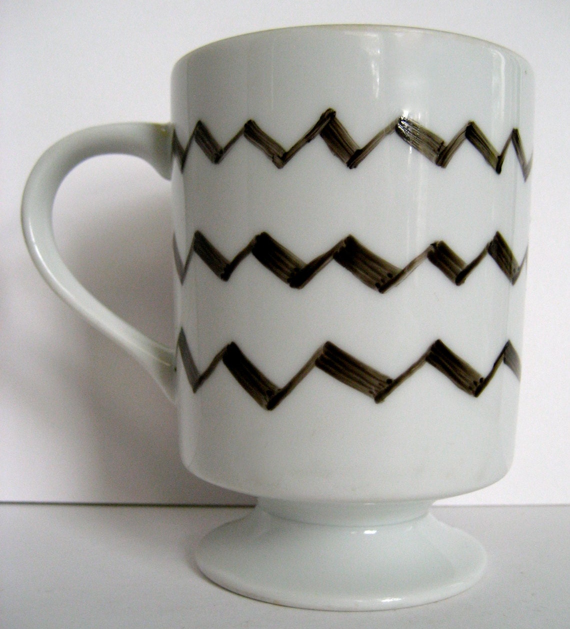 Chevron mug with foot