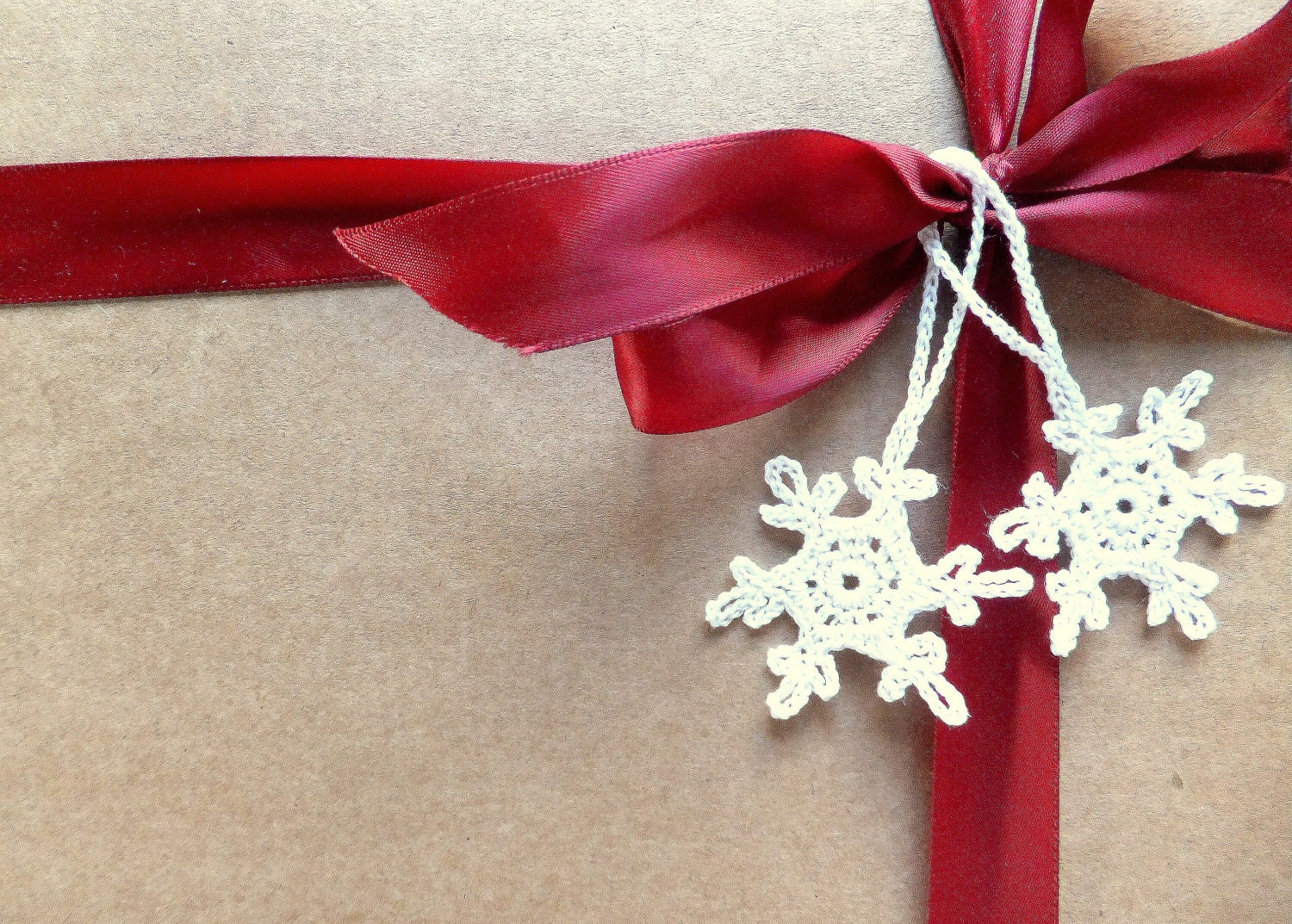 SALE Crocheted snowflakes decorations, handmade Christmas tree ornaments, white embellishments with hanging loop /set of 6/