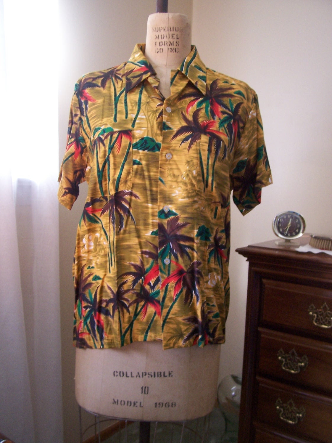 Vintage 1960s Hawaiian Aloha Shirt 100% rayon Mens M