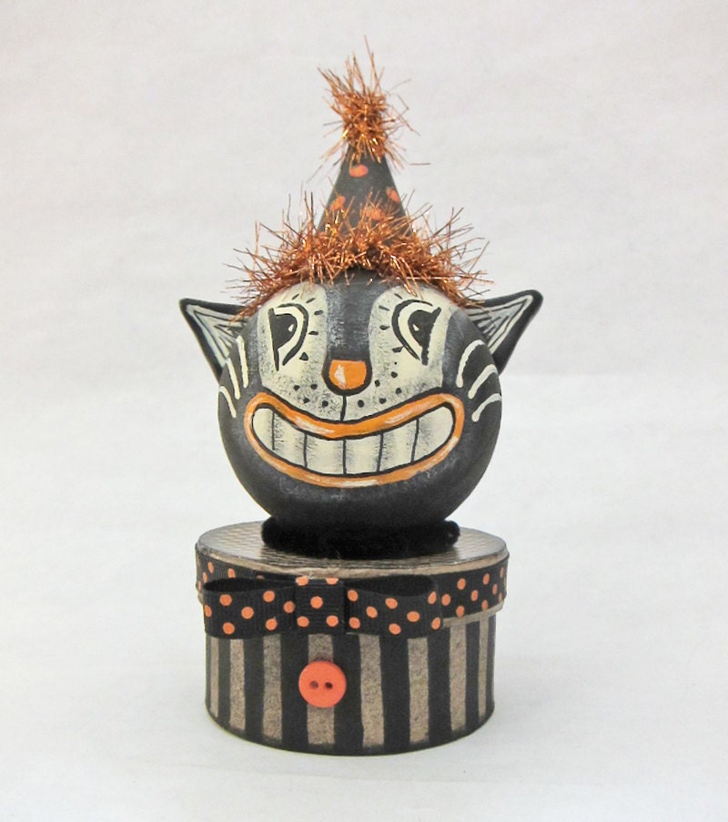 Vintage-look Halloween Cat With Cheesy Grin on Trinket Box