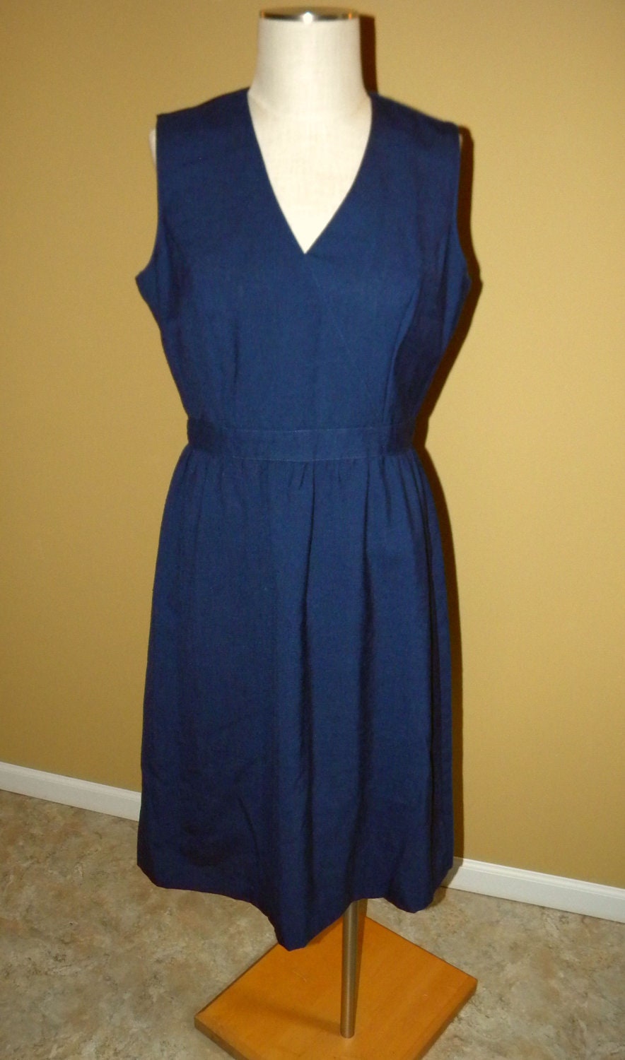 CLEARANCE 1970s Simple Sleeveless Navy Dress w/ Bust/Waist Tailored Detail Size L