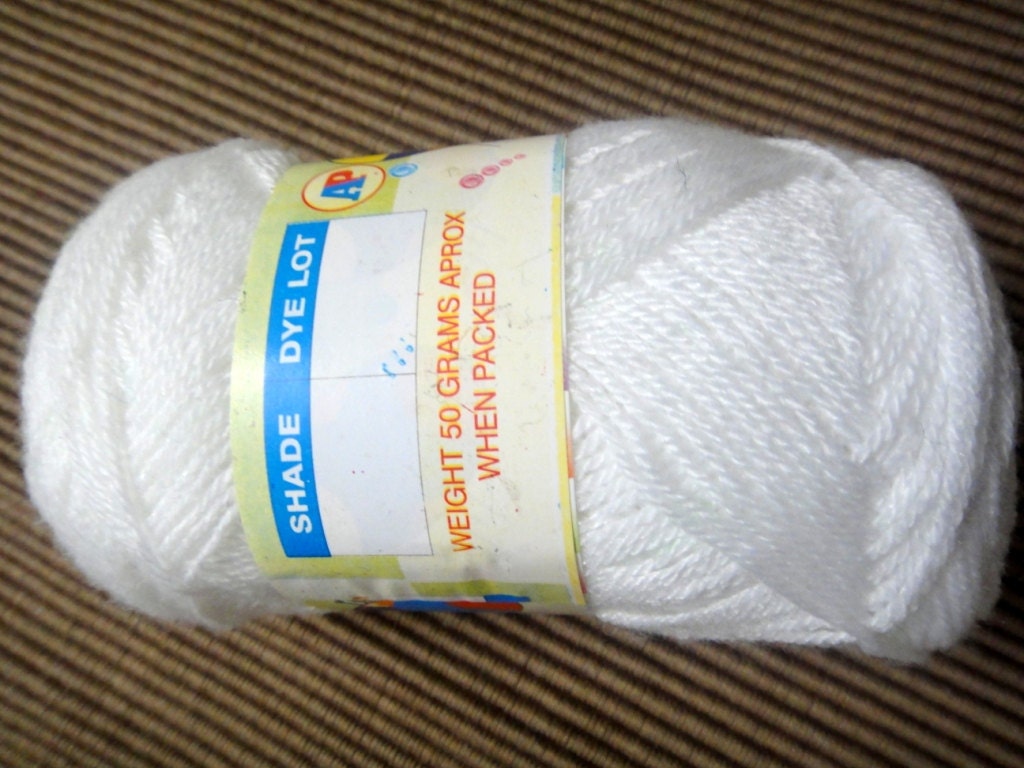 45 gms ( 1 Skeins) 3 PLY  WHITE  Baby Wool. / Machine Knitting./Crochet Work.