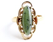 Vintage Green & Black Speckled Stone Ring -  Retro Sarah Cov 1970s Gold Tone Costume Jewelry / Oriental Melody