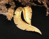 Classic Sarah Coventry Vintage Gold Toned Leaf Brooch