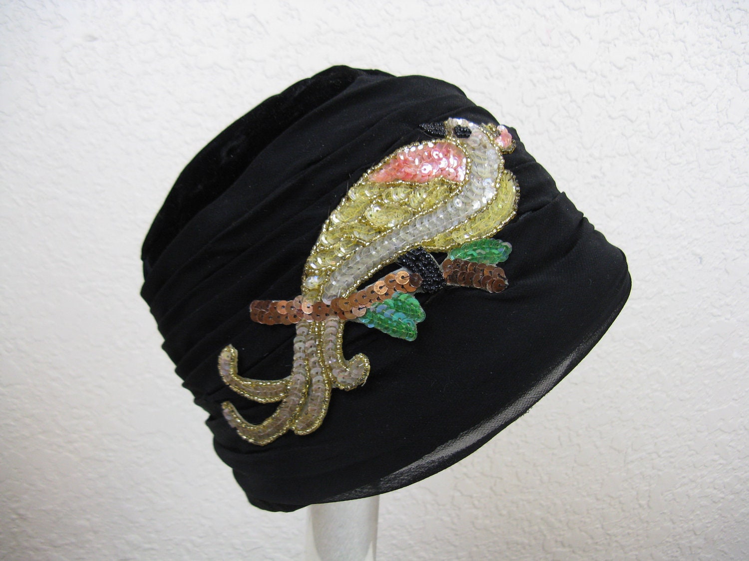 1930's velvet flapper cloche hat. black velvet w/ cockatoo bird beaded appliqué band.