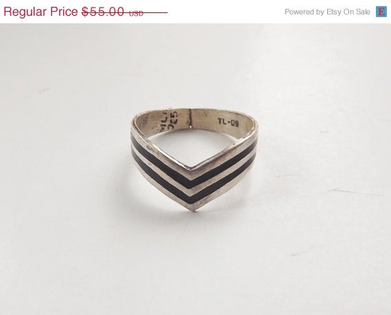 Sale Vintage 1970s Sterling Silver Ring with Onyx Chevron Pattern Size 10