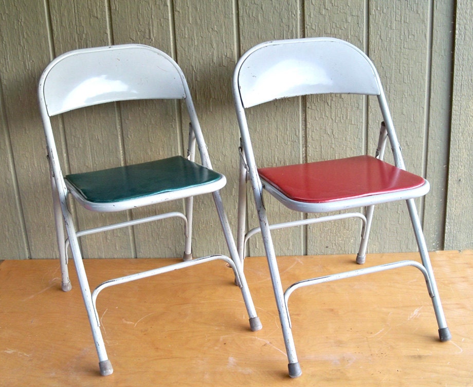 Two Mid-Century Samsonite Folding Chairs - Red and Green "