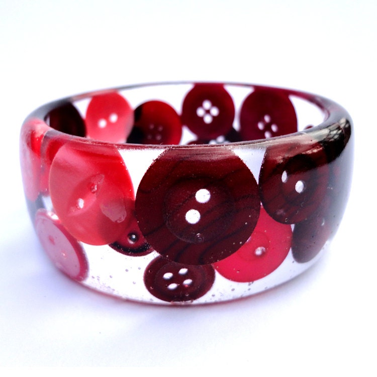 Red buttons bracelet in resin