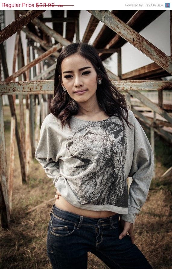 ON SALE Lion Sweatshirt Animal Screenprint Women Longsleeved Shirt Pullover Oversize Bat Wing Style Half Body In Gray Sweater.