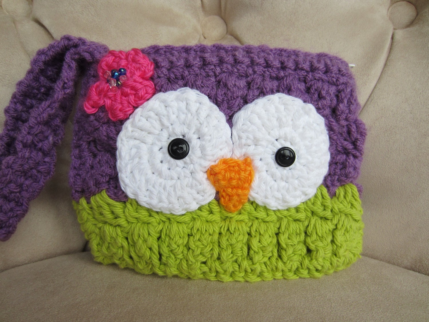 OWL WRISTLET.  Crochet Owly Wristlet with lining and zipper. CUTE Gift for Girlfriend, child, mom, cousin.