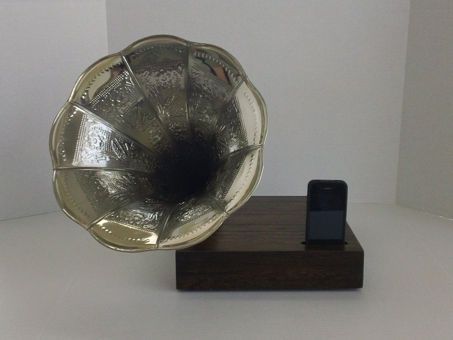 Acoustic iPhone Speaker Dock w/ Ornate Silver Antique style reproduction Phonograph Horn
