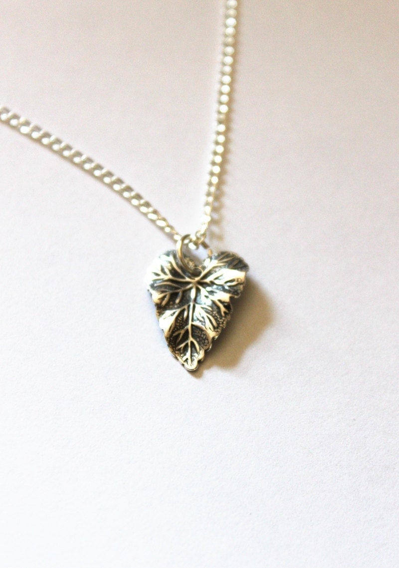 Leaf Necklace on Heart Leaf Necklace  Nature Inspired Silver Leaf Necklace