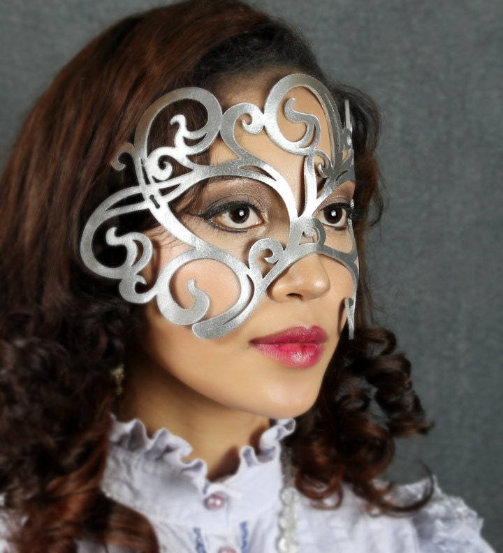 Swirly leather mask in Silver