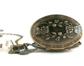 Butterfly Locket Necklace Vintage Style Victorian Locket Antique Gold Brass Oval Pendant Flower Pearl Floral Charm Necklace Womens Jewelry