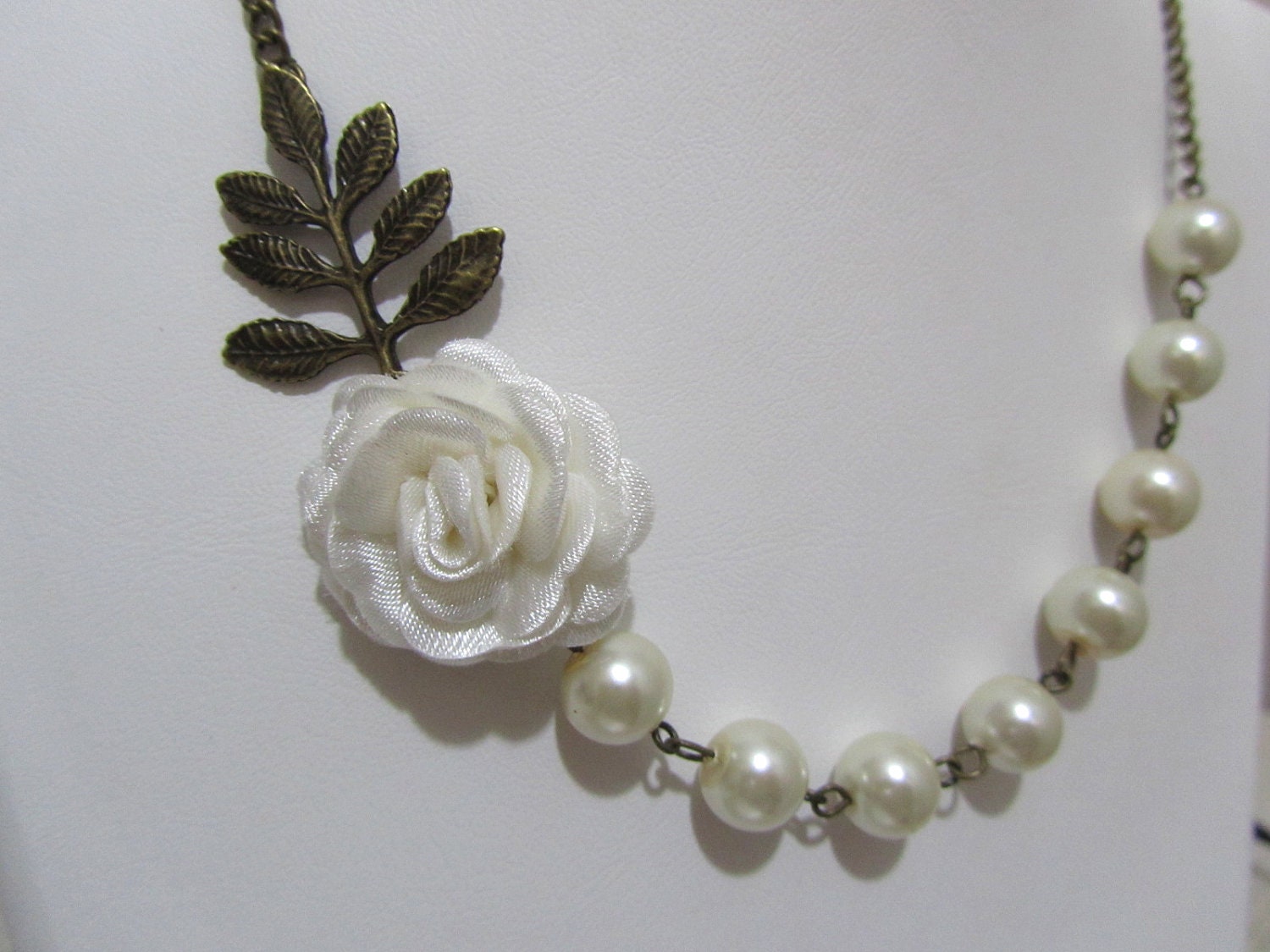 Vintage style bridal pearl necklace with leaves and an ivory rose - Pearl necklace - Bridal necklace - Bridesmaid necklace