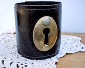 SALE - Espresso Brown Leather Keyhole Cuff with Vintage Brass Escutcheon - Steampunk Bracelet - ONLY ONE