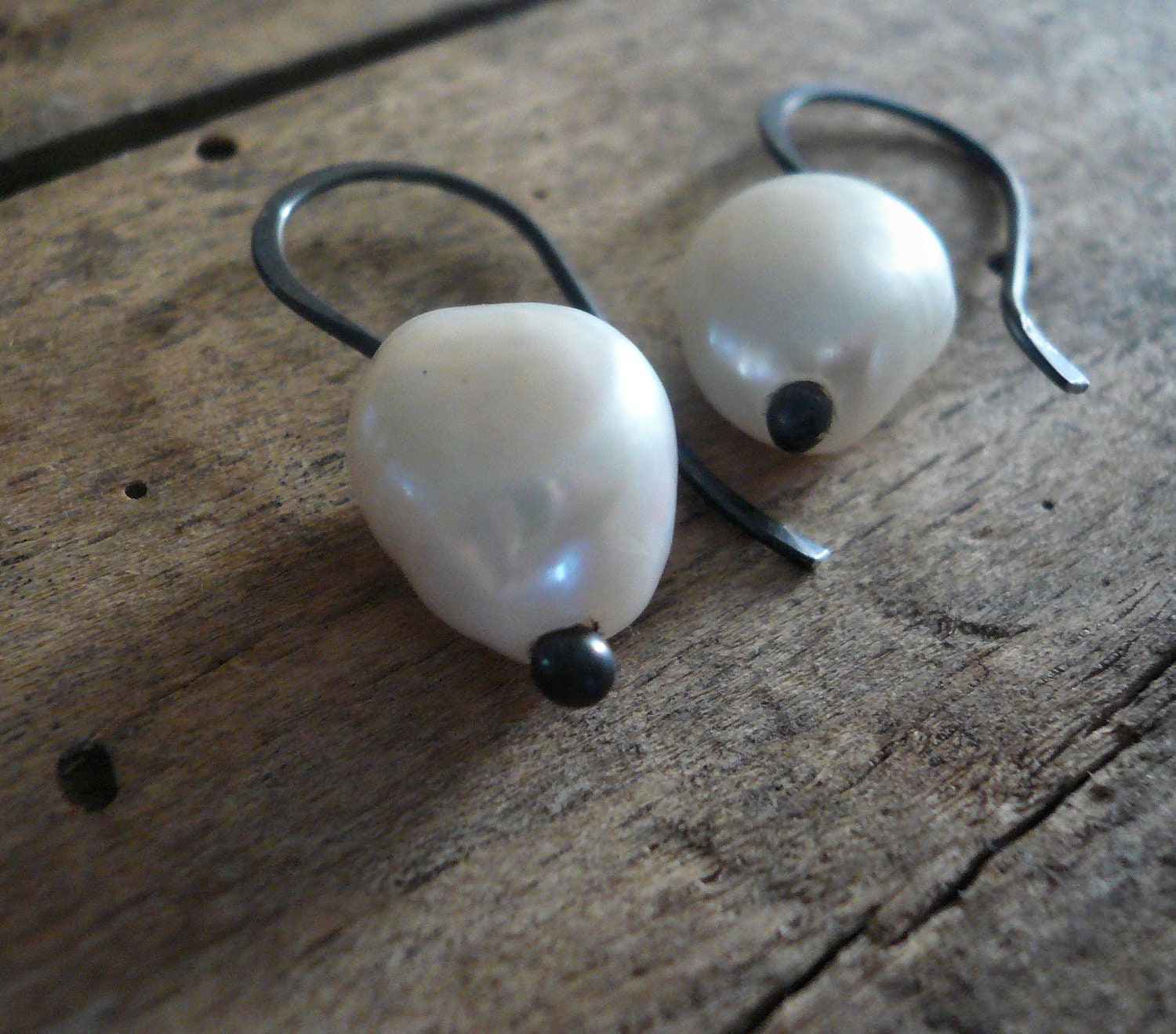 Pepite Collection Snow - Handmade. Hand forged. Pearls. Heavily Oxidized Fine Silver Earrings