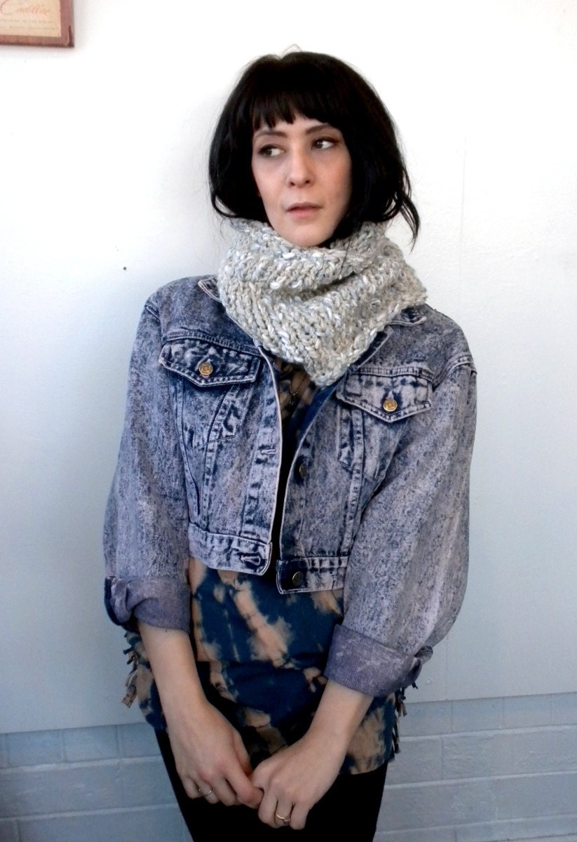 Chunky cowl scarf in grey confetti recycled yarn - soft texture warm circle scarf