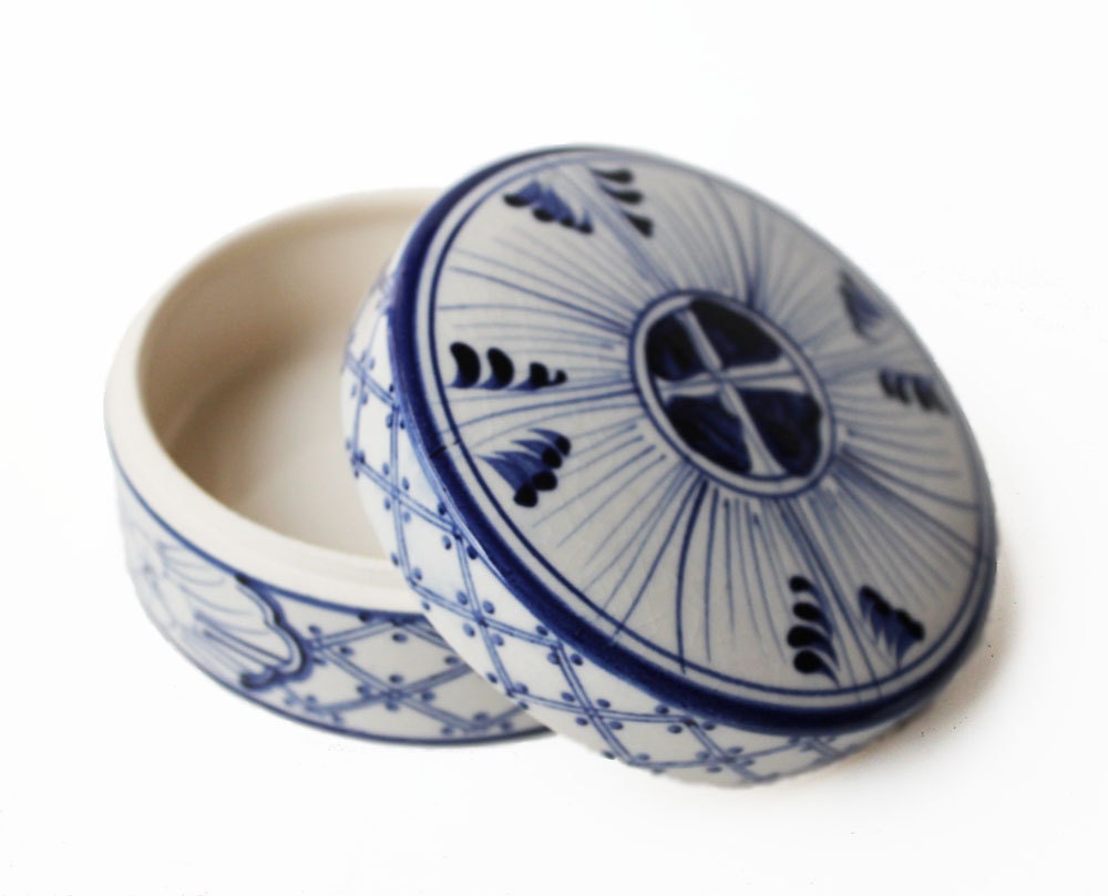 Vintage Lattice and Floral Round Ceramic Box- Cobolt Blue and White