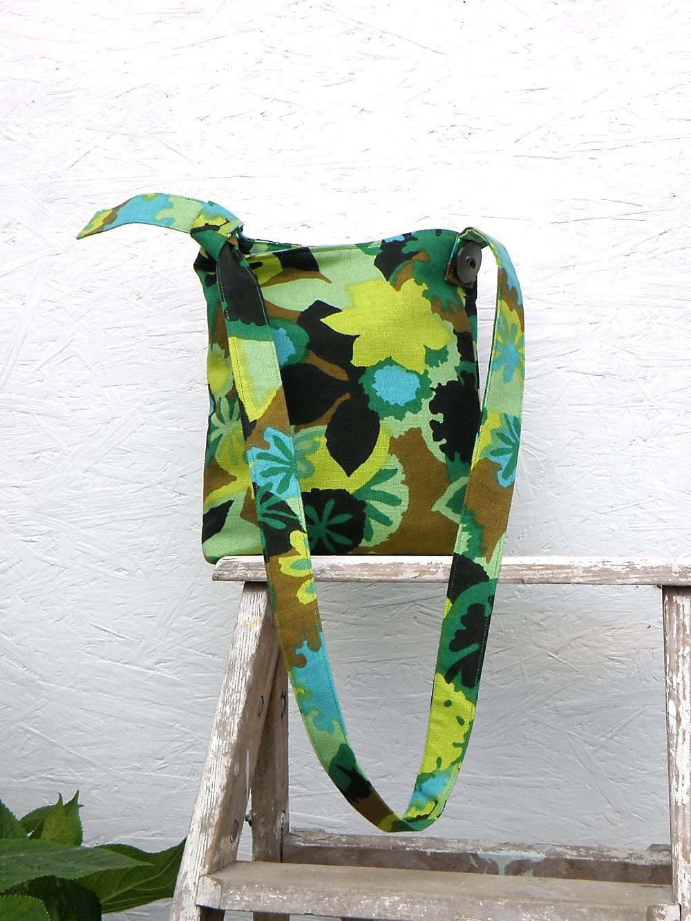 Shoulder Purse. Vintage German Decoration Fabric (Cotton-Linen). Green Retro Flower Shoulderbag. Adjustable Shoulder Strap. 1 Inner Pocket.
