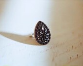Adjustable antique bronze ring with vintage cut glass cabochon - Black ice