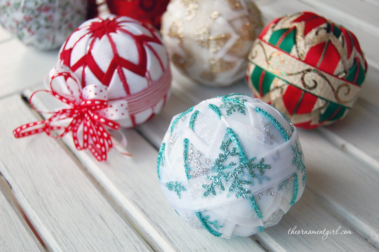 Quilted Ornament pattern - PDF Tutorial - Learn to make a quilted ball ornament