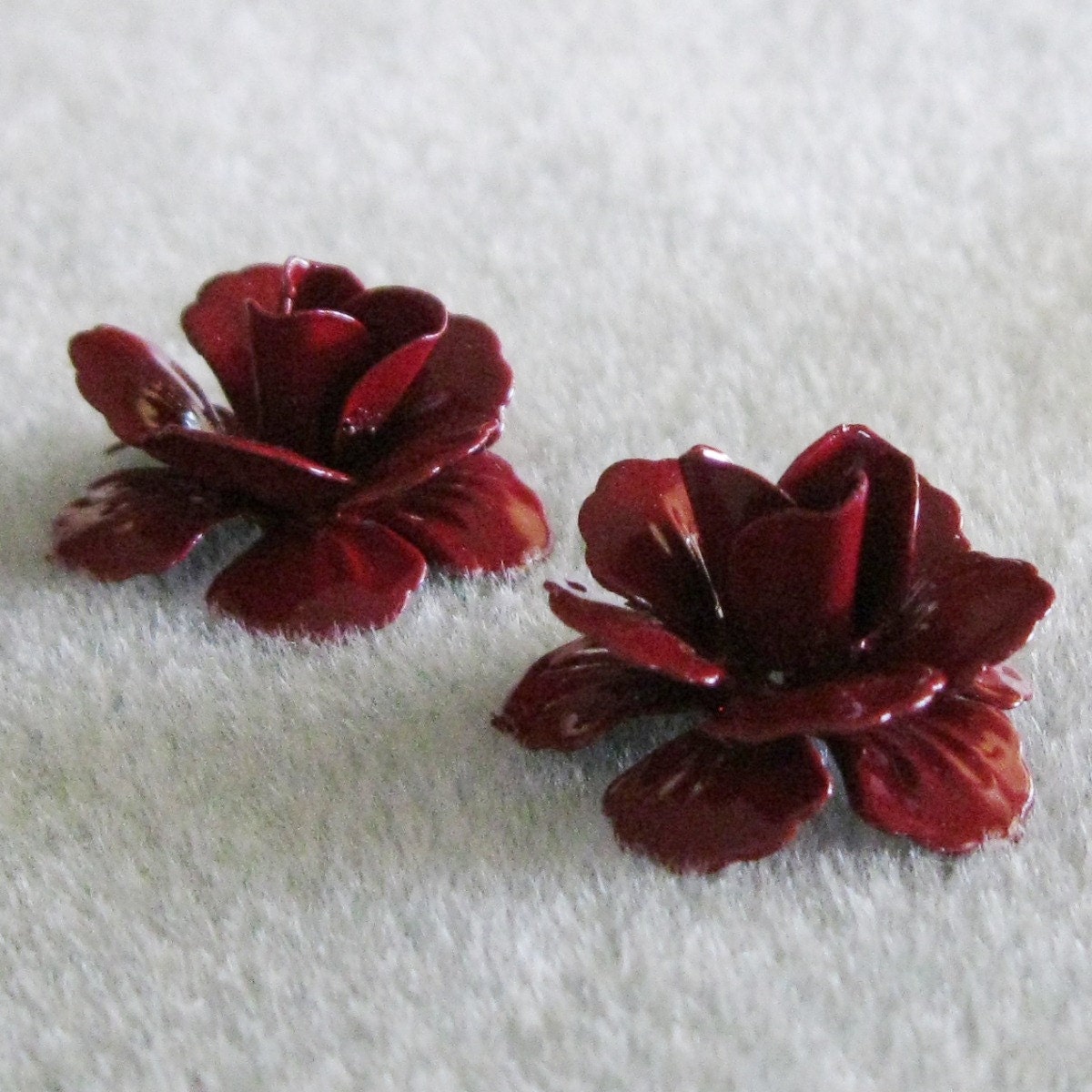 2pcs Burgundy Red Glossy Enameled Metal Flower Beads 22mm 903-u
