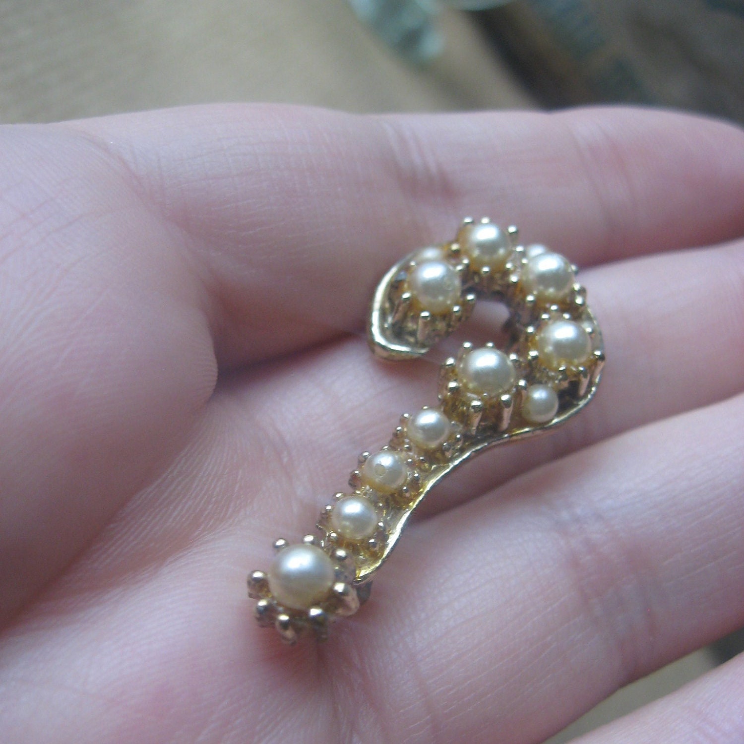 pearl and gold question mark brooch 1950s 1960s vintage jewelry piece