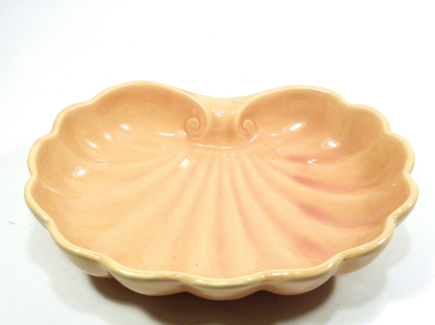 art deco shell bowl . beautiful peach pink ceramic catch all dish . 1930s 1940s or 1950s style . Botticeli's Venus shell