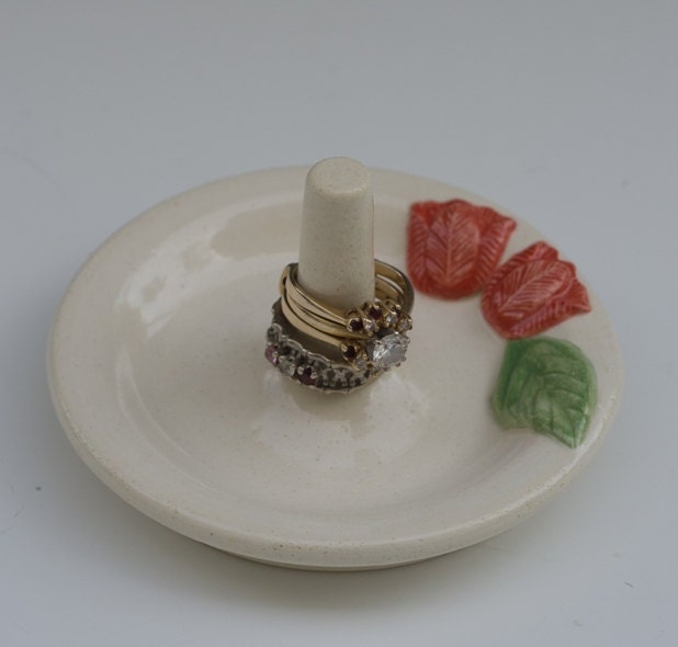 White ring holder with tulip flowers