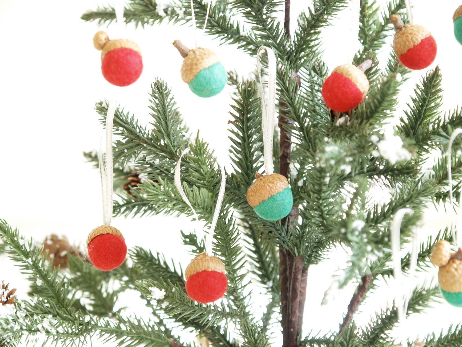 Felted Acorn Christmas Ornaments Felt Decorations Winter natural needle nature inspired handmade eco friendly Home Decor red green 20