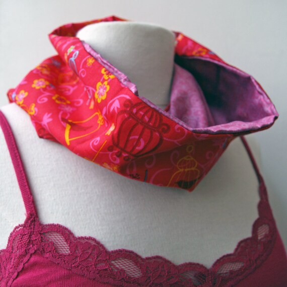This reversible cowl scarf was also made from fabric bought in Utrecht, of which I only had one meter. I love the birdcage design, it's really cute!