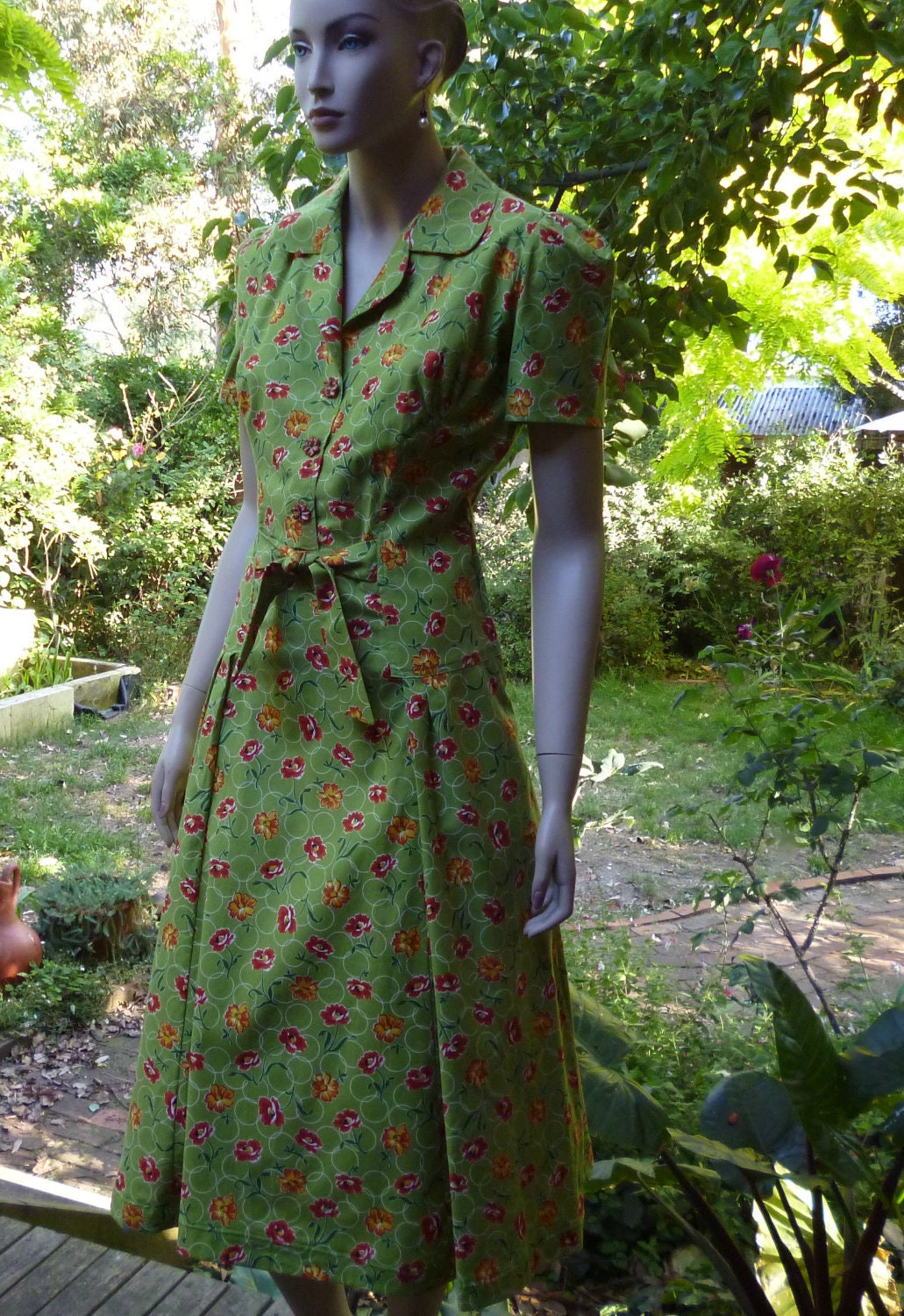 A fabulous new 1940s  Swing style Dress for all those Swing Kittens out there. Grab the dress and you are ready to hit the dance floor.
