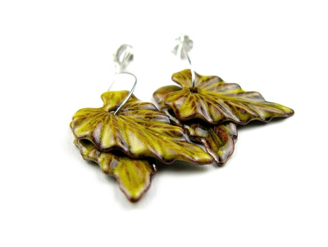 One Enameled Ivy Leaf Pair / Yellow enamel Lot 19