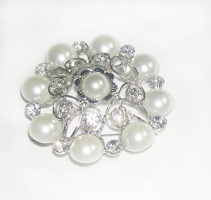 Vintage Silvertone Flower Brooch with Pearls