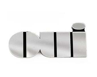 Oui brooch in silver mirror perspex