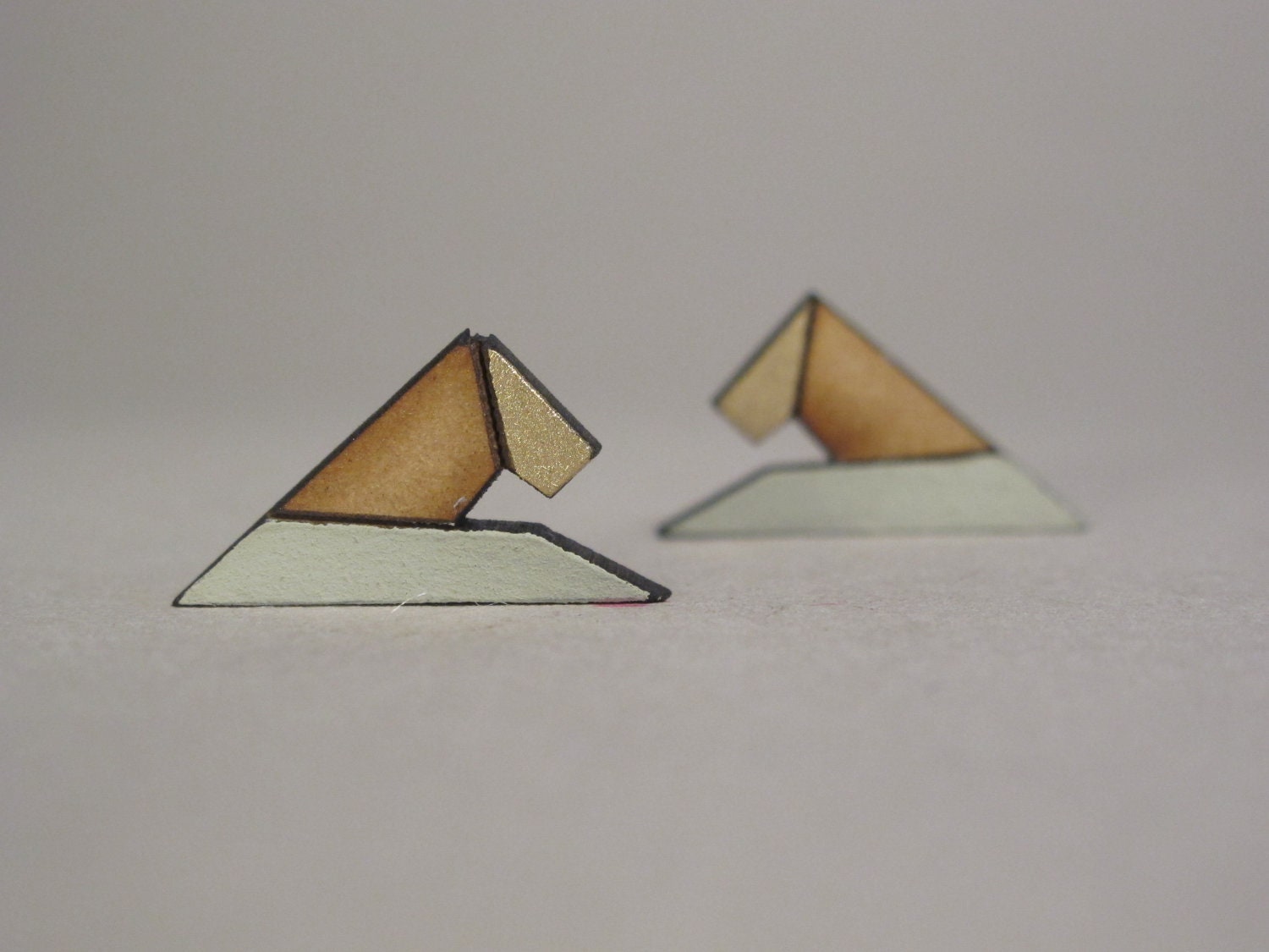 Pyramid Stud Earrings - Light gray, Gold & Wood