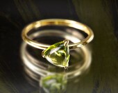 14 kt  yellow Gold peridot Ring