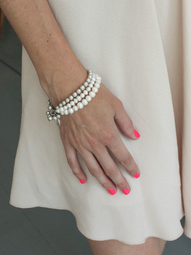 White and light grey Pearl Bracelet with Freshwater Pearls and Glass Beads