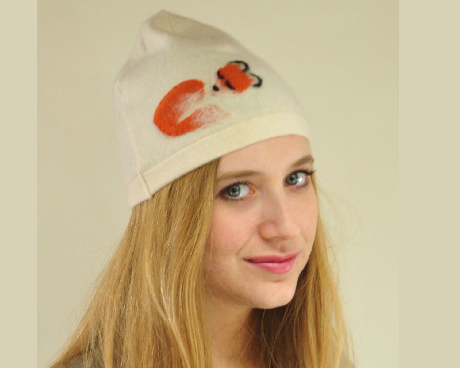 The Sleeping Fox handmade cashmere hat OFF WHITE Needle Felted