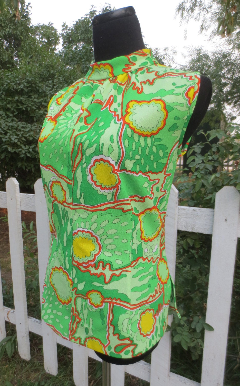 Vintage 1970's Mod Psychadelic Woman's Sleeveles Tunic Blouse w/Peek-a-Boo Cleavage